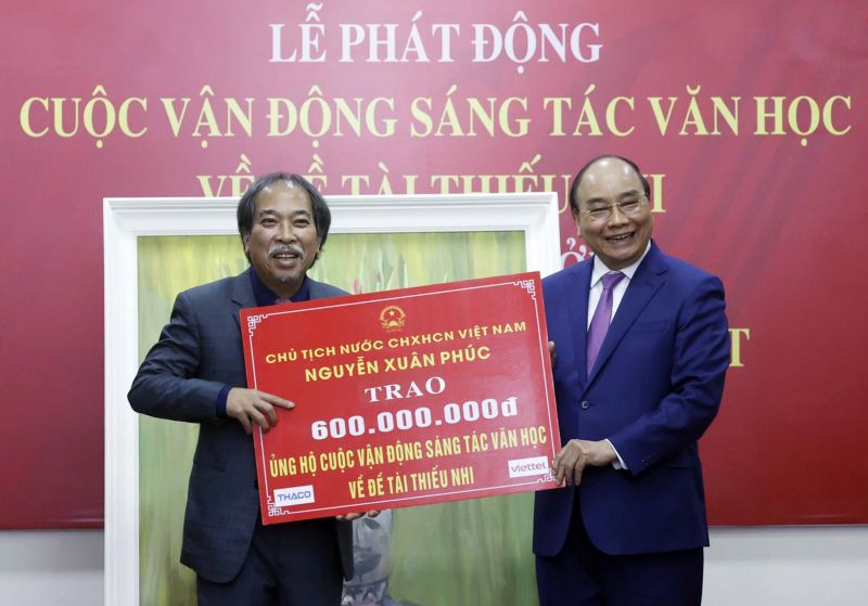 Chủ tịch nước Nguyễn Xuân Phúc trao tặng 600 triệu đồng ủng hộ cuộc vận động sáng tác văn học về đề tài thiếu nhi Chủ tịch nước Nguyễn Xuân Phúc trao tặng 600 triệu đồng ủng hộ cuộc vận động sáng tác văn học về đề tài thiếu nhi