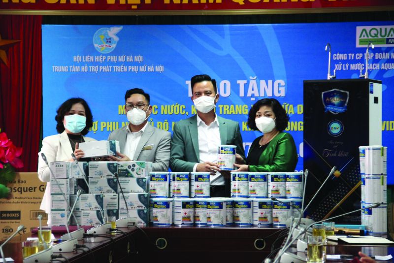 Phó Chủ tịch Hội LHPN Hà Nội Lê Thị Thiên Hương (ngoài cùng bên phải) tiếp nhận quà tặng