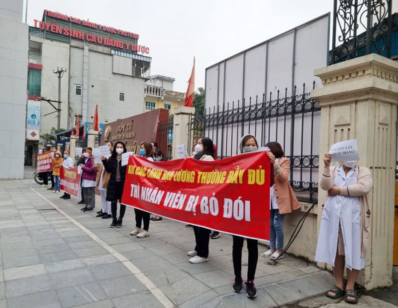 Hàng chục nhân viên y tế cầm băng rôn với các khẩu hiệu Hàng chục nhân viên y tế cầm băng rôn với các khẩu hiệu