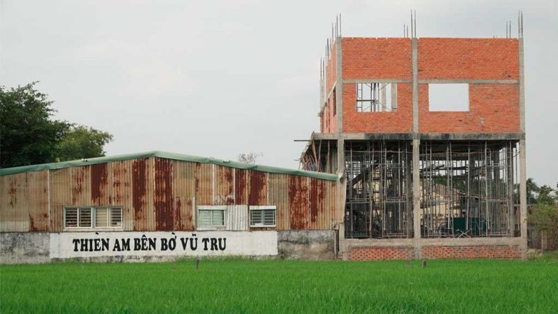 Thiền am bên bờ vũ trụ (Tịnh thất Bồng Lai) do Lê Tùng Vân đứng đầu đang bị phong tỏa chặt Thiền am bên bờ vũ trụ (Tịnh thất Bồng Lai) do Lê Tùng Vân đứng đầu đang bị phong tỏa chặt