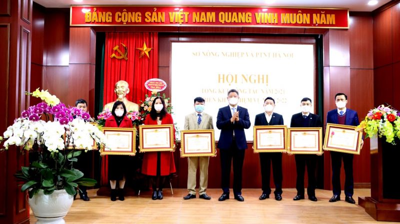 Ông Nguyễn Mạnh Quyền, Phó Chủ tịch UBND TP trao thưởng cho các tập thể, cá nhân.