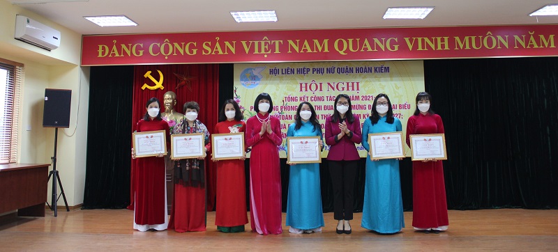 Đồng ch&iacute;  Trần Thị Thu Thủy, Trưởng ban D&acirc;n vận Quận Ho&agrave;n Kiếm v&agrave; đồng ch&iacute; Trịnh Thị Huệ, Chủ tịch Hội LHPN quận  Ho&agrave;n Kiếm trao tặng Giấy khen cho c&aacute;c tập thể c&oacute; th&agrave;nh t&iacute;ch xuất sắc