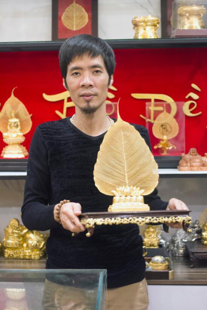 Nghệ nhân Nguyễn Đức Bằng với chiếc lá bồ đề mạ vàng tinh xảo. (Các tác phẩm nghệ thuật này được trưng bày tài Showroom Số nhà 12 ngõ 8 - Phố Giang Biên - Quận Long Biên - TP Hà Nội)