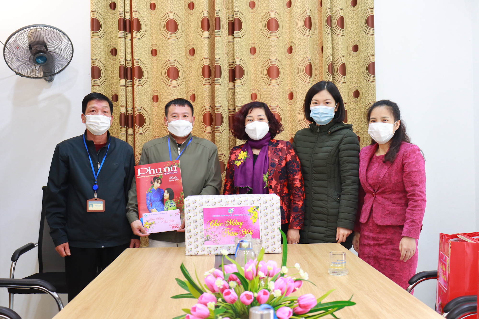 Lãnh đạo Hội LHPN TP Hà Nội tặng quà cho các cán bộ lãnh đạo, nhân viên, người có công ở Trung tâm điều dưỡng người có công số 2 Hà Nội (Biên Giang, Hà Đông, Hà Nội)