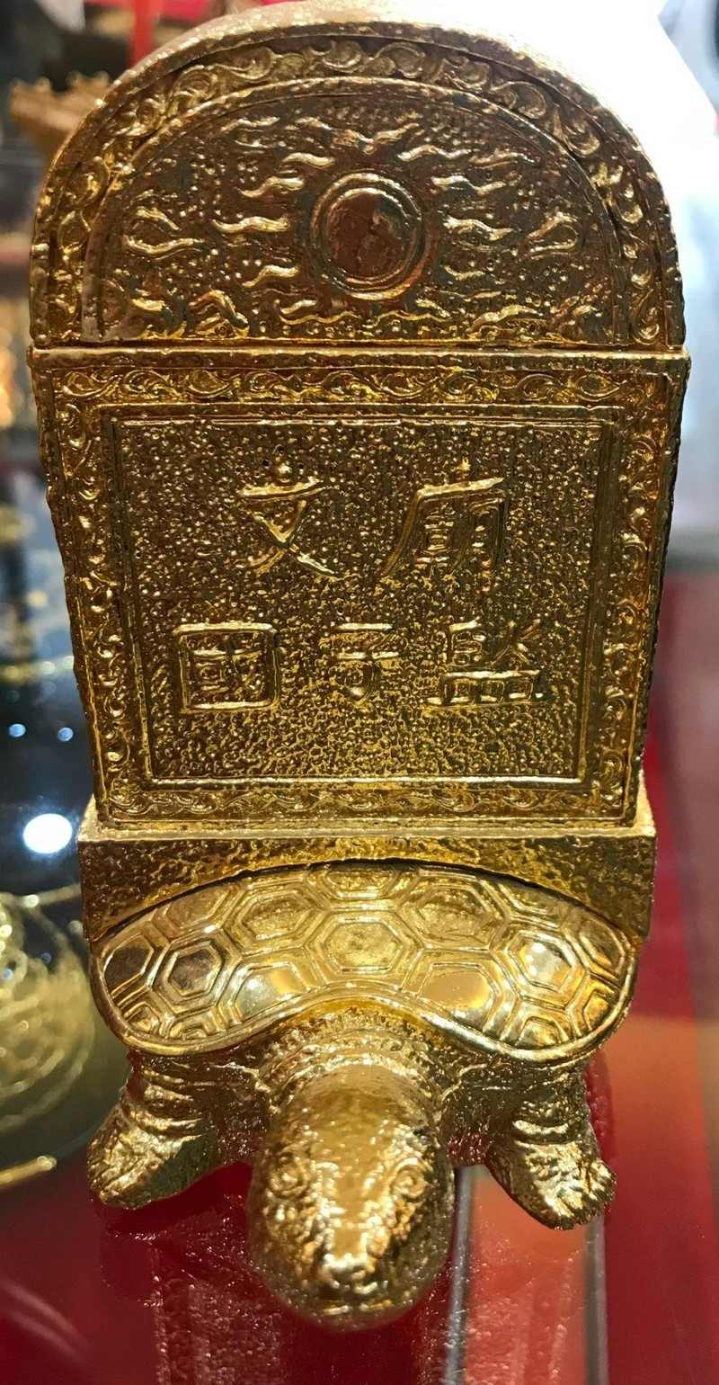 Rùa cõng bia Tiến sĩ mạ vàng