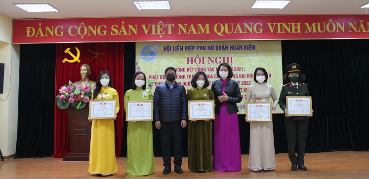 C&aacute;c đồng ch&iacute; l&atilde;nh đạo quận Ho&agrave;n Kiếm tặng Giấy khen cho c&aacute;c tập thể c&oacute; th&agrave;nh t&iacute;ch xuất sắc năm 2021