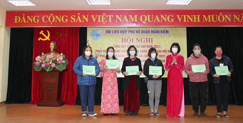Dịp Tết Nguy&ecirc;n Đ&aacute;n, Hội LHPN quận đ&atilde; trao tặng c&aacute;c suất qu&agrave; cho phụ nữ kh&oacute; khăn nhằm để mọi nh&agrave; đều vui xu&acirc;n đ&oacute;n Tết đầm ấm kh&ocirc;ng để ai bị bỏ lại ph&iacute;a sau