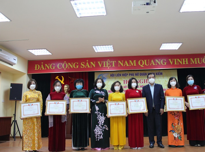 C&aacute;c tập thể nhận Bằng khen của Hội LHPN H&agrave; Nội