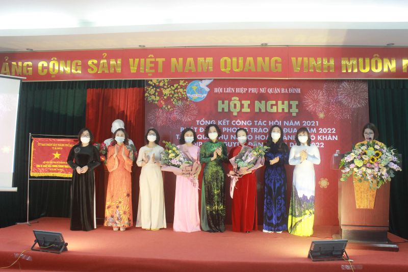 Đồng chí Đinh Thị Phương Liên, Chủ tịch Hội LHPN quận Ba Đình tặng hoa tặng hoa Tổ biên tập tập san "Nét đẹp phụ nữ Ba Đình"