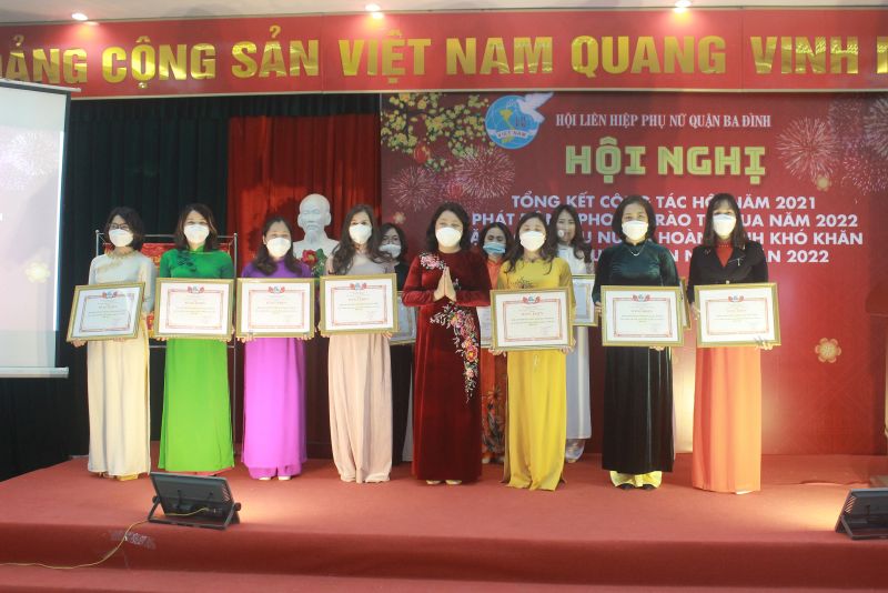 Đồng chí Nguyễn Thị Thu Thủy, Phó Chủ tịch Thường trực Hội LHPN Hà Nội trao Bằng khen của Trung ương Hội LHPN Việt Nam và Hội LHPN Hà Nội cho các tập thể
