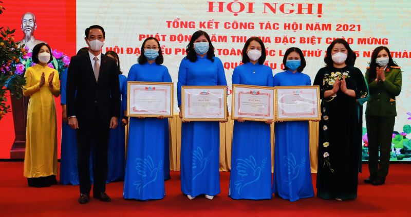 Các đồng chí: Nguyễn Văn Chiến- Phó Bí thư Thường trực Quận uỷ, Chủ tịch HĐND quận; Nguyễn Thị Thu Thủy - Phó Chủ tịch Thường trực Hội LHPN Hà Nội tặng Bằng khen của Hội LHPN TP cho các đơn vị có thành tích xuất sắc năm 2021