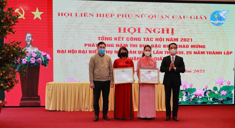 Các đồng chí: Nguyễn Văn Chiến - Phó Bí thư Thường trực Quận uỷ, Chủ tịch HĐND quận và Ngô Ngọc Phương - Trưởng ban Dân vận Quận uỷ trao Bằng khen cho tập thể Hội LHPN quận và Chủ tịch Hội LHPN quận