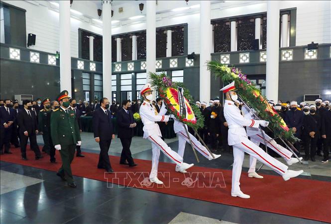 Đoàn các đồng chí lãnh đạo Đảng, Nhà nước do Thủ tướng Chính phủ Phạm Minh Chính dẫn đầu viếng nguyên Phó Thủ tướng Chính phủ Nguyễn Côn. Ảnh: Phạm Kiên/TTXVN