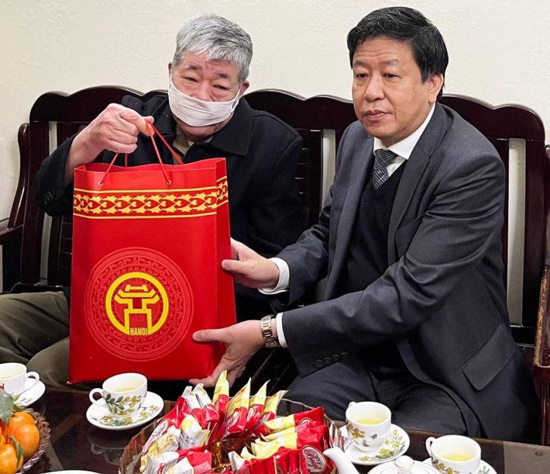 Phó Chủ tịch UBND TP Hà Nội thăm và tặng quà gia đình ông Nguyễn Văn Hanh