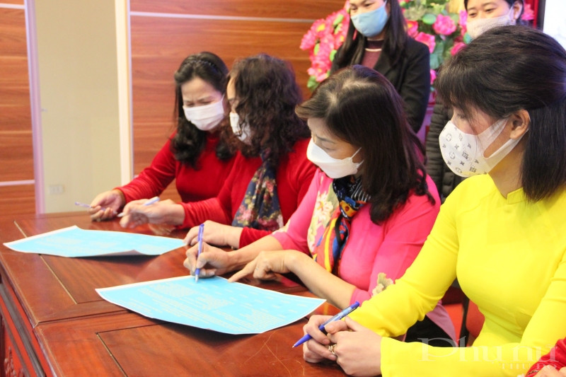 Các hội viên tham gia ký kết thực hiện mô hình 3V tại hội nghị. Các hội viên tham gia ký kết thực hiện mô hình 3V tại hội nghị.