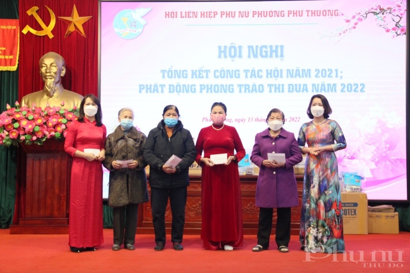 Để động viên hội viên phụ nữ có hoàn cảnh khó khăn đảm bảo tết đầm ấm vui tươi, mọi nhà đều đón tết, Hội LHPN phường Phú Thượng đã trao tặng 18 suất quà tết cho gia đình khó khăn ngay tại hội nghị. Để động viên hội viên phụ nữ có hoàn cảnh khó khăn đảm bảo tết đầm ấm vui tươi, mọi nhà đều đón tết, Hội LHPN phường Phú Thượng đã trao tặng 18 suất quà tết cho gia đình khó khăn ngay tại hội nghị.