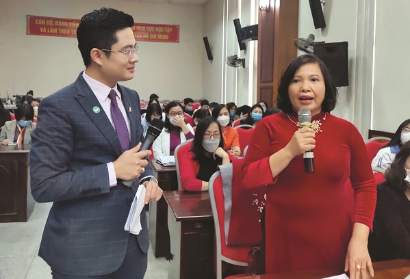 Chị Phạm Thị Cúc Tú đang giao lưu chia sẻ hoạt động của Hội LHPN phường Thanh Xuân Bắc tại Lễ trao giải cuộc thi Viết về các vấn đề gia đình thời nay lần thứ XI - năm 2021 do Hội LHPN Hà Nội tổ chức trên báo Phụ nữ Thủ đô