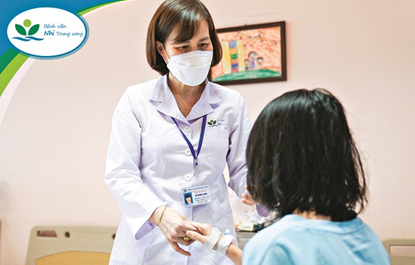 TS.BS Đỗ Minh Loan thăm khám và tư vấn cho bệnh nhi rối loạn phân ly. Ảnh BVCC TS.BS Đỗ Minh Loan thăm khám và tư vấn cho bệnh nhi rối loạn phân ly. Ảnh BVCC