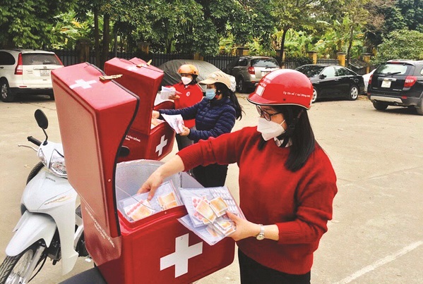 Các cán bộ Hội LHPN phường Xuân Đỉnh, quận Bắc Từ Liêm chuẩn bị các túi thuốc sẵn sàng hỗ trợ các F0