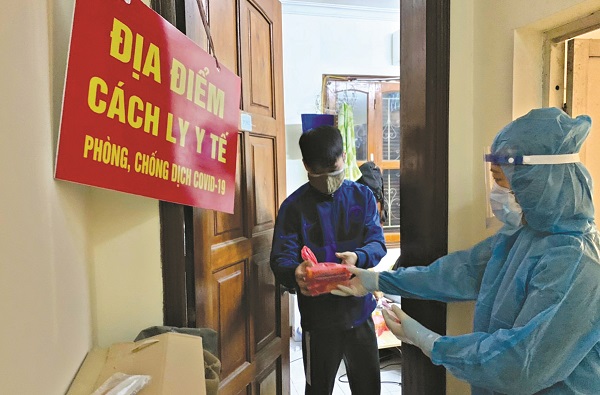 Chị Ngô Thuỳ Linh - Chủ tịch Hội LHPN phường Vĩnh Phúc,quận Ba Đình cấp phát thuốc điều trị tại nhà cho F0
