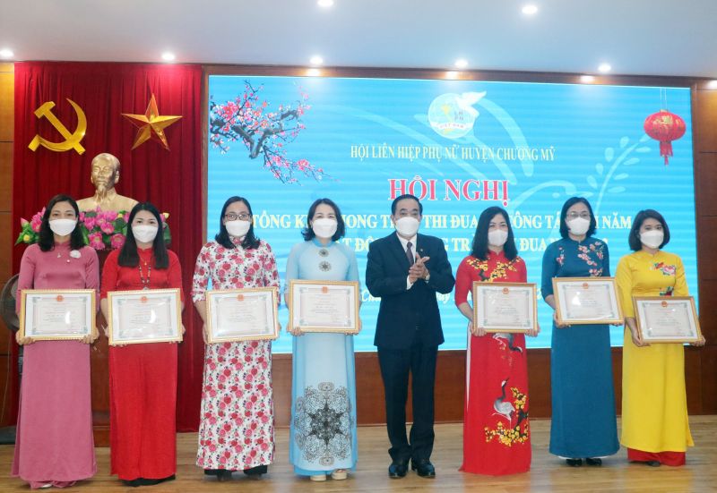 đồng ch&iacute; Trịnh Tiến Tường, Ph&oacute; B&iacute; thư Thường trực Huyện uỷ Chương Mỹ tặng bằng khen cho c&aacute;c c&aacute; nh&acirc;n, tập thể được khen thưởng