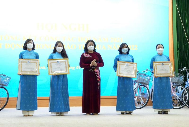 Đồng chí Nguyễn Thị Thu Thủy, Phó Chủ tịch Thường trực Hội LHPN Hà Nội trao trao Bằng khen của Trung ương Hội LHPN Việt Nam cho Hội LHPN huyện Đông Anh; trao Bằng khen của Trung ương Hội LHPN Việt Nam cho Hội LHPN huyện Đông Anh 3 tập thể cơ sở