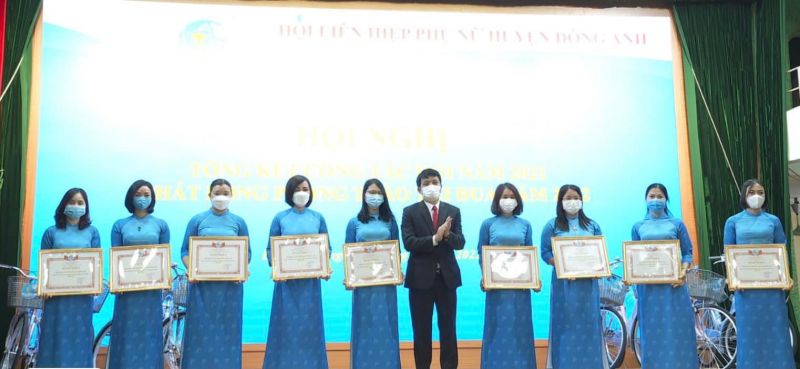 Nguyễn Văn Cường – Phó Bí thư thường trực huyện ủy Đông Anh lên trao Bằng Khen cho các đơn vị đạt thành tích xuất sắc năm 2021