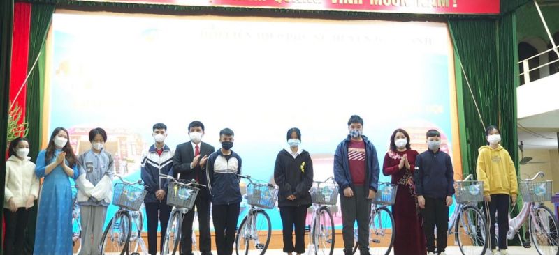 Các đồng chí lãnh đạo  Thành Hội, Huyện ủy, Hội LHPN huyện Đông Anh trao  xe đạp cho đại diện học sinh có hoàn cảnh khó khăn vượt khó học giỏi