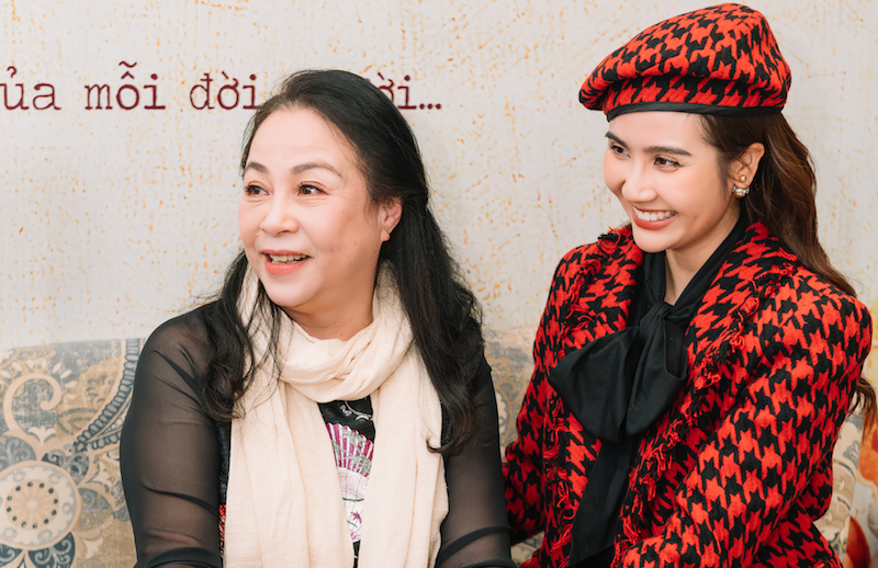 Tình cảm của hai nghệ sĩ rất thân thiết, gắn bó từ trên phim ra đến đời sống