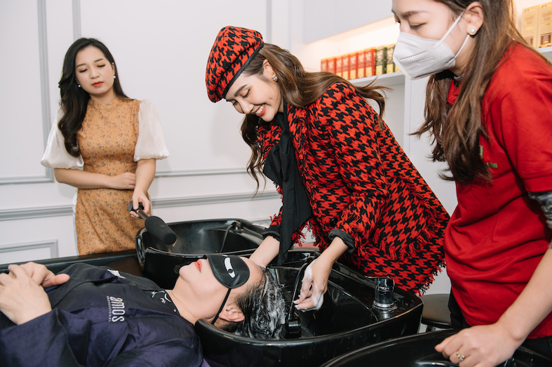 Phan Minh Huyền trổ tài gội đầu cho NSƯT Thanh Quý