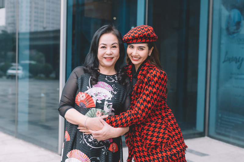 Vân Trang (Phan Minh Huyền) và NSƯT Thanh Quý (bà Nga béo) luôn thân thiết ngoài đời