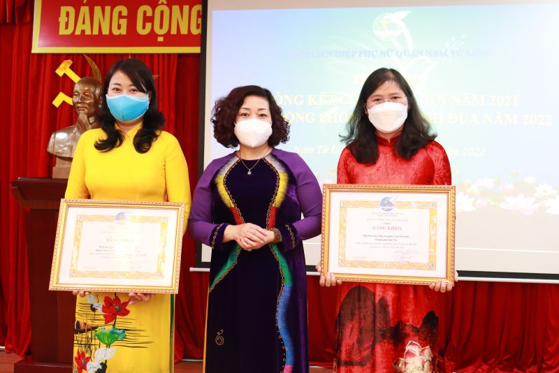 Phó Chủ tịch Hội LHPN Hà Nội Lê Thị Thiên Hương trao Bằng khen của Hội LHPN Việt Nam cho tập thể Hội LHPN quận Nam Từ Liêm và Hội LHPN phường Mễ Trì (quận Nam Từ Liêm)