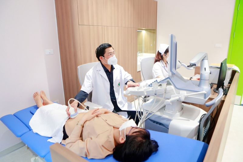 PGS.TS Nguyễn Duy Ánh siêu âm, khám sàng lọc trước sinh cho thai phụ.
