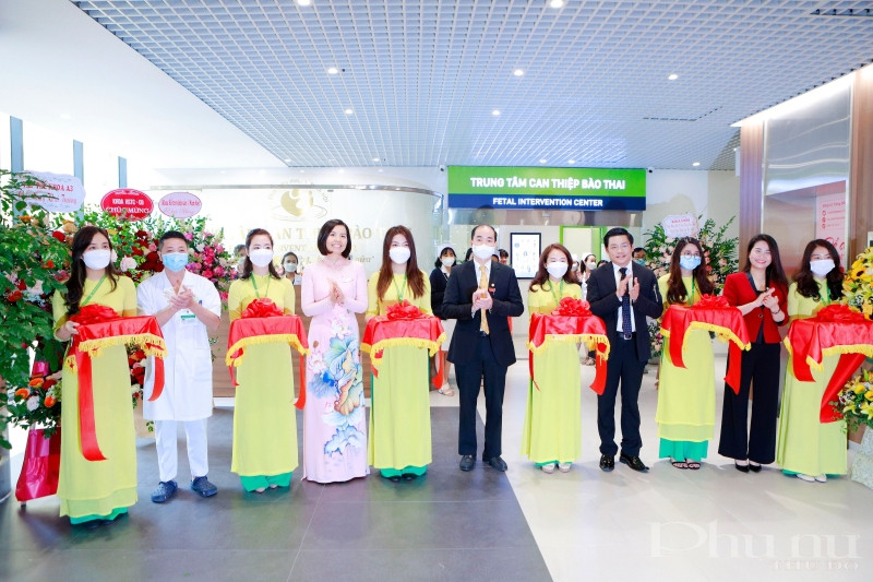 Các đại biểu cắt băng khánh thành khai trương Đơn vị can thiệp bào thai. (Ảnh: T.H)