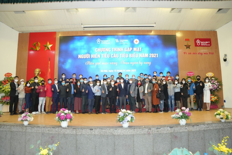 Các tình nguyện viên tiêu biểu được khen thưởng tại buổi gặp mặt.