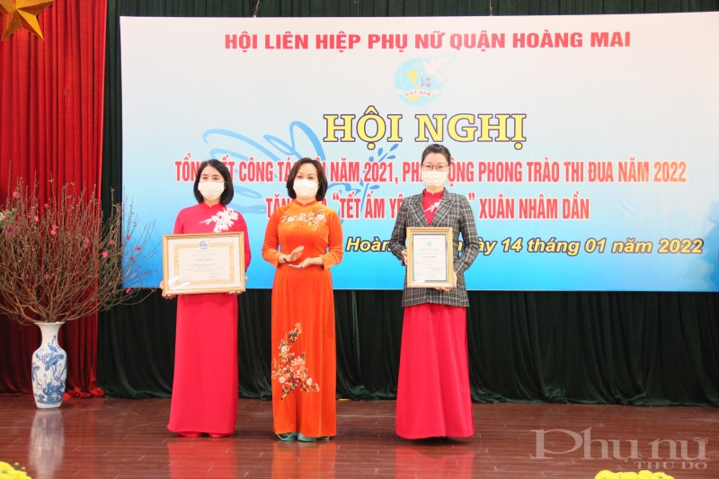Với những kết quả đạt được trong năm 2022, Hội LHPN quận Hoàng Mai vinh dự được Hội LHPN Việt Nam, Hội LHPN Hà Nội, UBND quận Hoàng Mai tặng Bằng khen và Giấy khen. Với những kết quả đạt được trong năm 2022, Hội LHPN quận Hoàng Mai vinh dự được Hội LHPN Việt Nam, Hội LHPN Hà Nội, UBND quận Hoàng Mai tặng Bằng khen và Giấy khen.