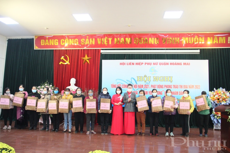 Đại diện lãnh đạo Hội LHPN quận Hoàng Mai trao tặng quà  Đại diện lãnh đạo Hội LHPN quận Hoàng Mai trao tặng quà
