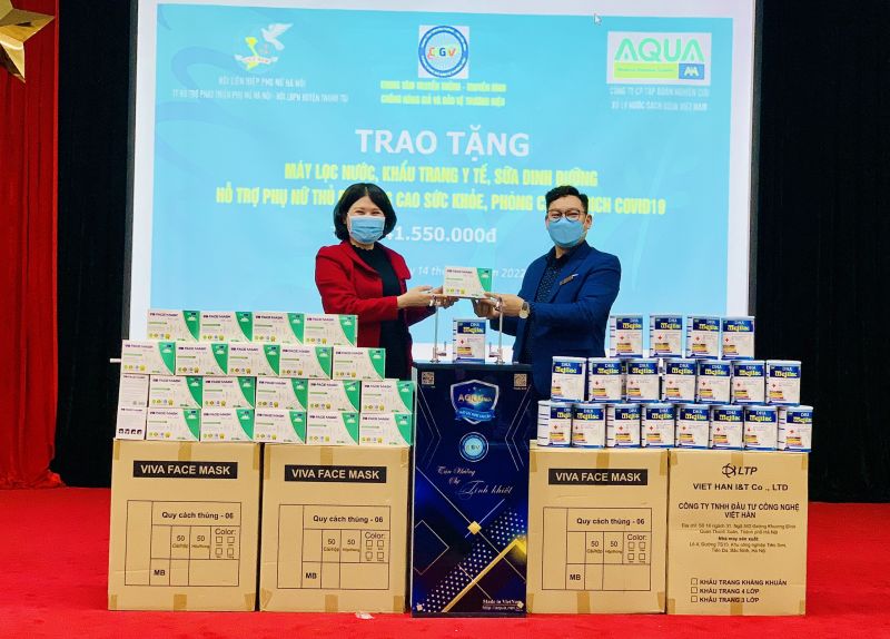 Bà Phạm Nguyên Nhung, Chủ tịch Hội LHPN huyện Thanh Trì nhận quà từ Công ty Aqua Việt Nam Bà Phạm Nguyên Nhung, Chủ tịch Hội LHPN huyện Thanh Trì nhận quà từ Công ty Aqua Việt Nam
