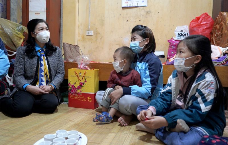 Phó Chủ tịch Thường trực Liên đoàn Lao động TP Hà Nội Đặng Thị Phương Hoa thăm và tặng quà Tết nữ công nhân không về quê, ở lại Hà Nội đón Tết để đảm bảo yêu cầu phòng chống dịch Phó Chủ tịch Thường trực Liên đoàn Lao động TP Hà Nội Đặng Thị Phương Hoa thăm và tặng quà Tết nữ công nhân không về quê, ở lại Hà Nội đón Tết để đảm bảo yêu cầu phòng chống dịch