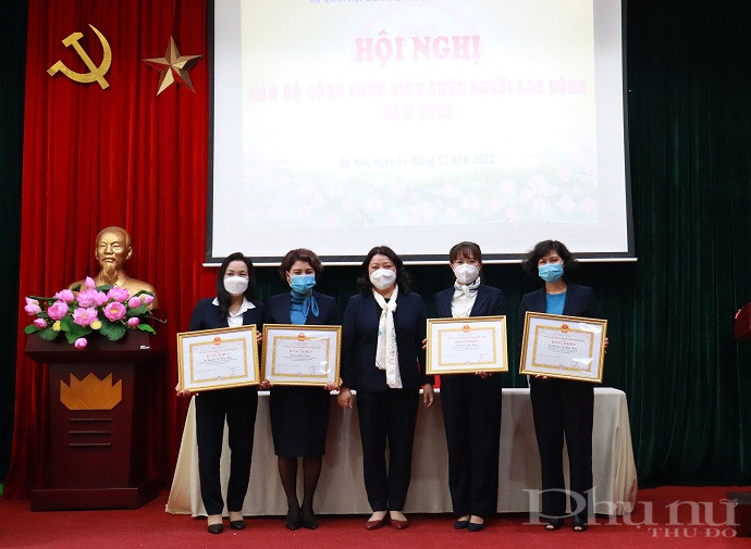 Đồng chí Nguyễn Thị Thu Thủy, Phó Chủ tịch Thường trực Hội LHPN Hà Nội tặng Bằng khen của UBND TP Hà Nội cho các cá nhân có thành tích xuất sắc năm 2021