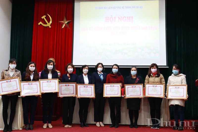 Năm 2021, nhiều cá nhân có thành tích xuất sắc trong công tác Hội và phong trào thi đua  đã được Hội LHPN Hà Nội tặng Bằng khen