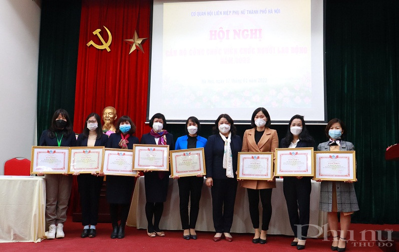 Năm 2022, cơ quan Hội LHPN Hà Nội thực hiện việc đánh giá, phân loại cán bộ, công chức, viên chức hàng tháng theo Quy định mới của Thành ủy; kiểm điểm tự phê bình và phê bình tập thể, cá nhân lãnh đạo quản lý.
