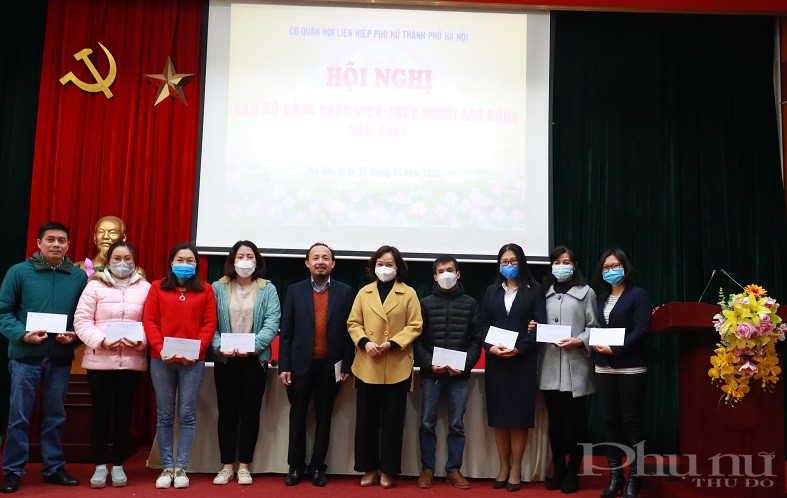 Đồng chí Phạm Thị Thanh Hương, Phó Chủ tịch Hội LHPN Hà Nội trao khen thưởng cho các công đoàn viên có thành tích xuất sắc trong năm 2021