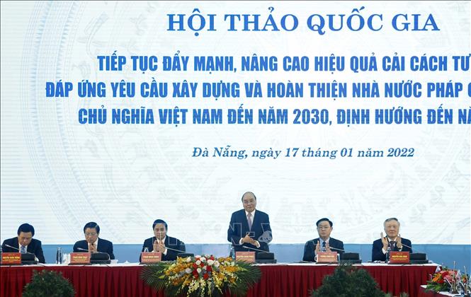 Chủ tịch nước Nguyễn Xu&acirc;n Ph&uacute;c c&ugrave;ng c&aacute;c đồng ch&iacute; l&atilde;nh đạo Đảng v&agrave; Nh&agrave; nước chủ tr&igrave; hội thảo. Ảnh: Thống Nhất/TTXVN