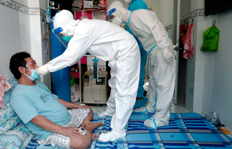 Nhân viên y tế hướng dẫn F0 chăm sóc sức khỏe tại nhà. Ảnh: Int Nhân viên y tế hướng dẫn F0 chăm sóc sức khỏe tại nhà. Ảnh: Int