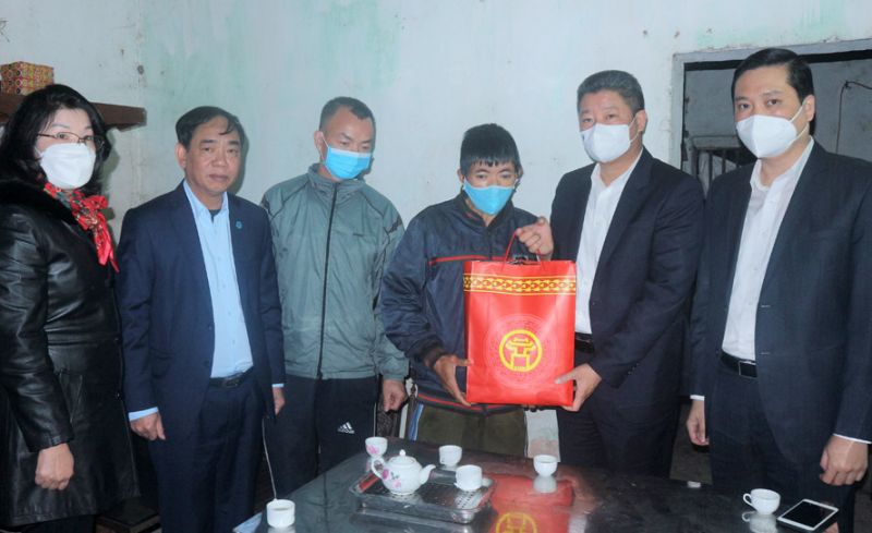 Phó Chủ tịch UBND thành phố Nguyễn Mạnh Quyền trao quà Tết cho gia đình ông Vũ Văn Quất.