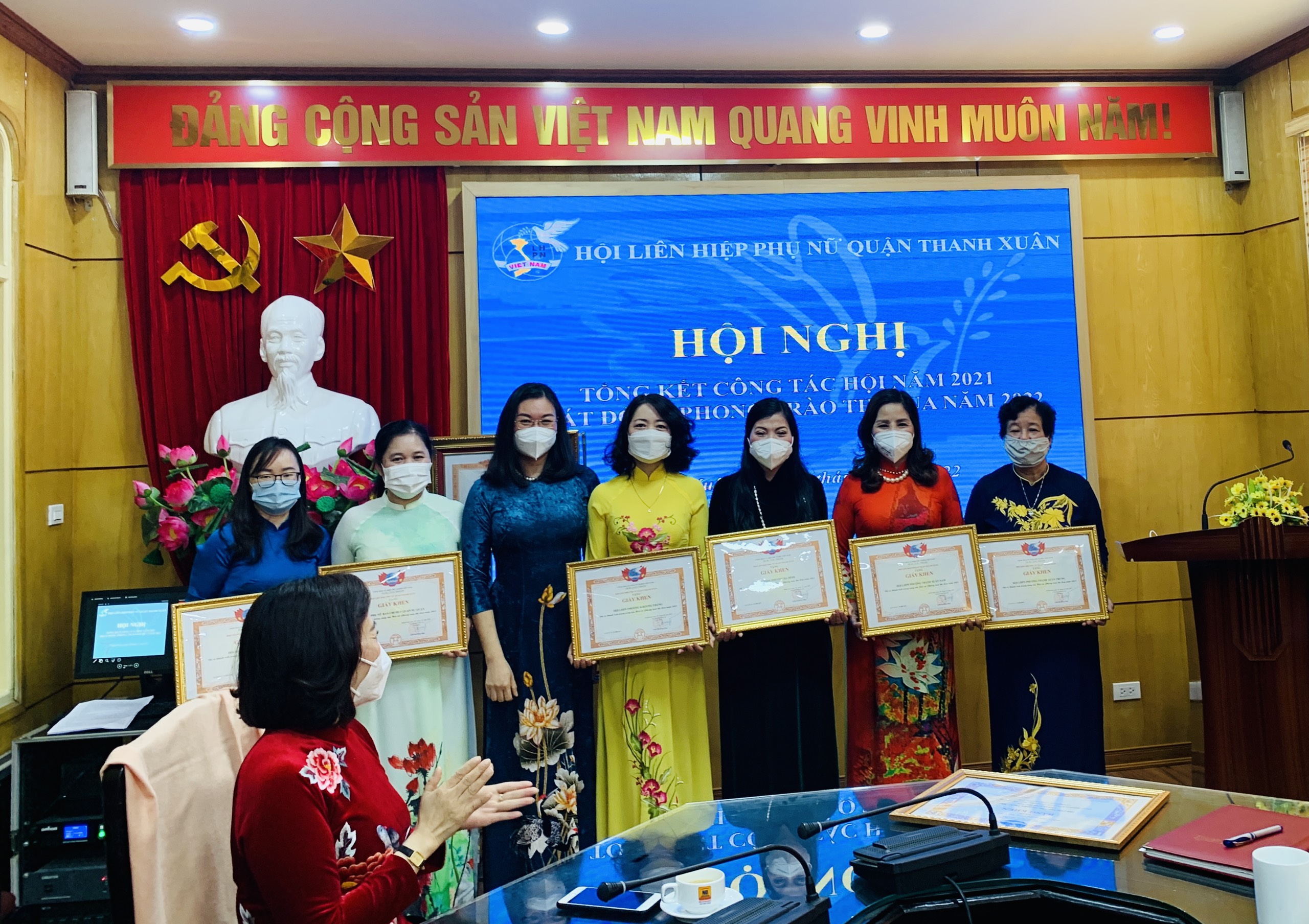 C&aacute;c tập thể được vinh dự nhận Bằng khen của Quận Hội