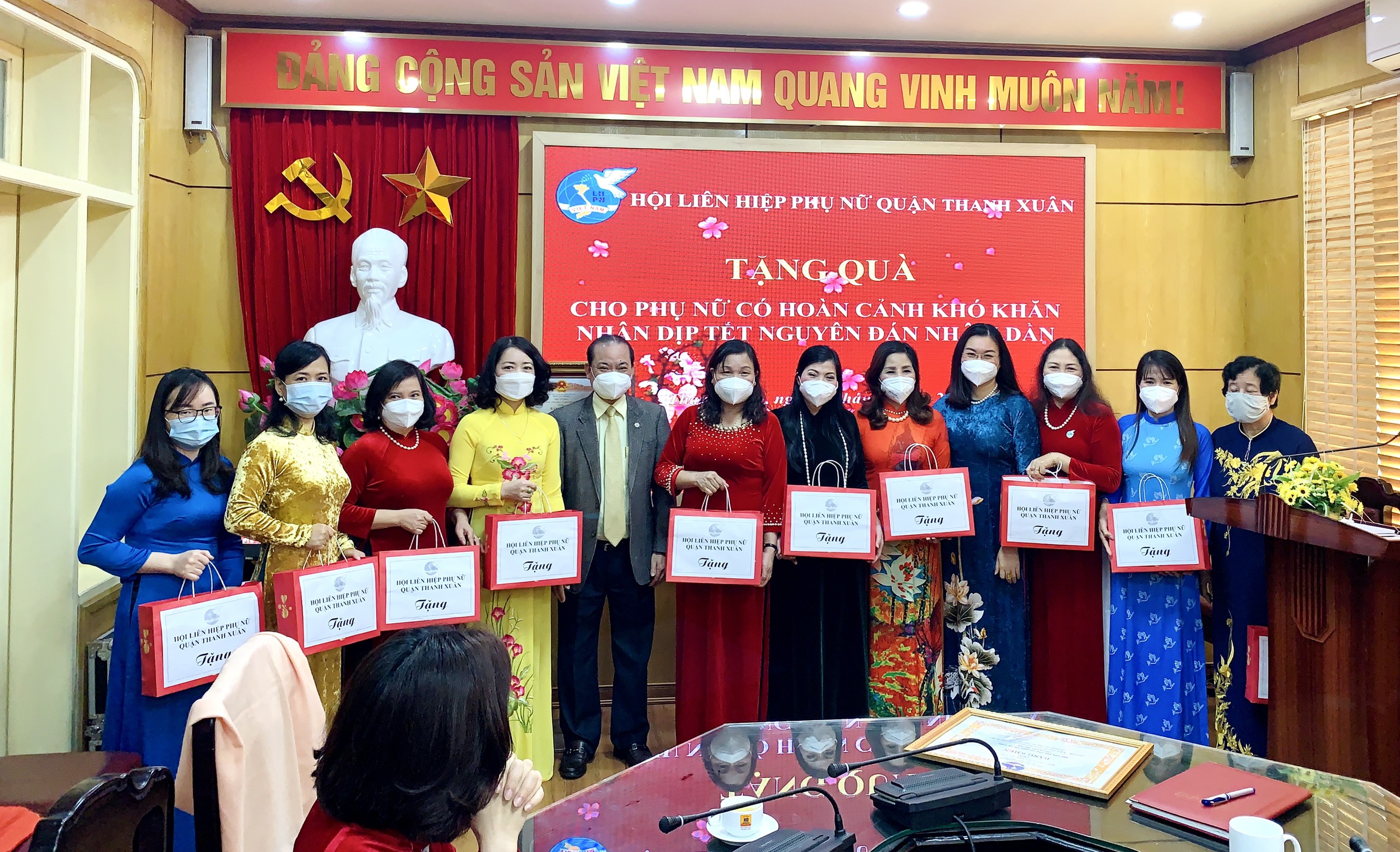 Cũng tại Hội nghị, c&aacute;c đồng ch&iacute; l&atilde;nh đạo đ&atilde; trao qu&agrave; Tết cho những gia đ&igrave;nh phụ nữ c&oacute; ho&agrave;n cảnh kh&oacute; khăn tr&ecirc;n địa b&agrave;n quận. Do dịch bệnh phức tạp, c&aacute;c cấp Hội nhận v&agrave; sẽ trao tận tay cho phụ nữ c&oacute; ho&agrave;n cảnh kh&oacute; khăn tại nh&agrave;.