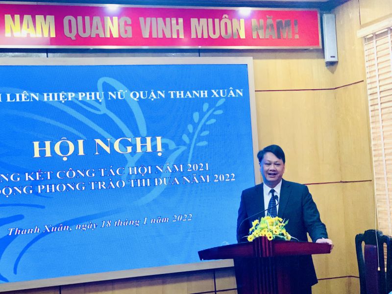 &Ocirc;ng Nguyễn Minh Tiến, Ph&oacute; B&iacute; thư Thường trực Quận uỷ Thanh Xu&acirc;n ch&uacute;c mừng th&agrave;nh t&iacute;ch c&ocirc;ng t&aacute;c của Hội LHPN quận Thanh Xu&acirc;n trong năm 2021