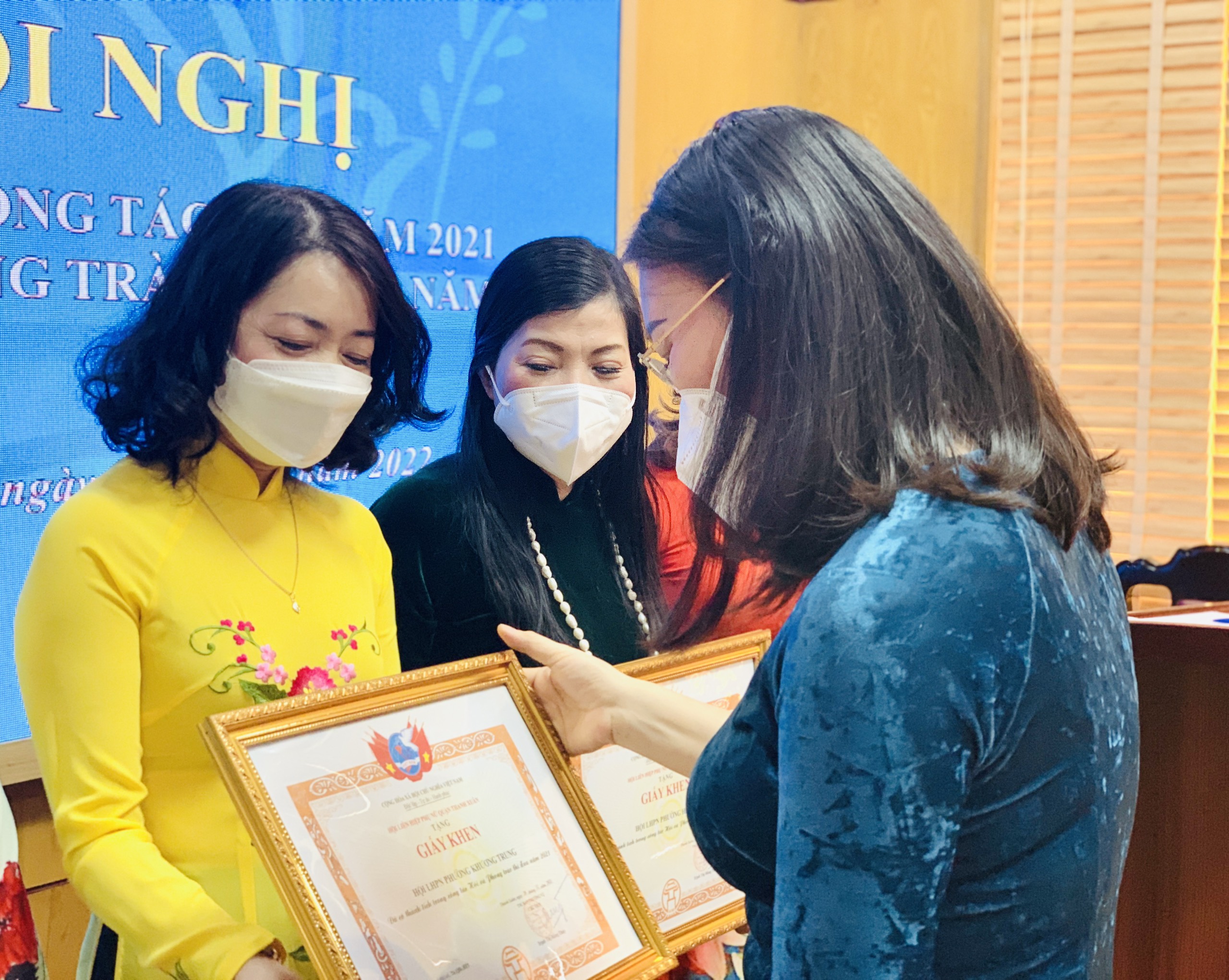 L&atilde;nh đạo Hội LHPN TP H&agrave; Nội v&agrave; l&atilde;nh đạo Hội LHPN quận Thanh Xu&acirc;n trao bằng khen cho c&aacute;c tập thể, c&aacute; nh&acirc;n c&oacute; th&agrave;nh t&iacute;ch xuất sắc trong c&ocirc;ng t&aacute;c Hội. năm 2021